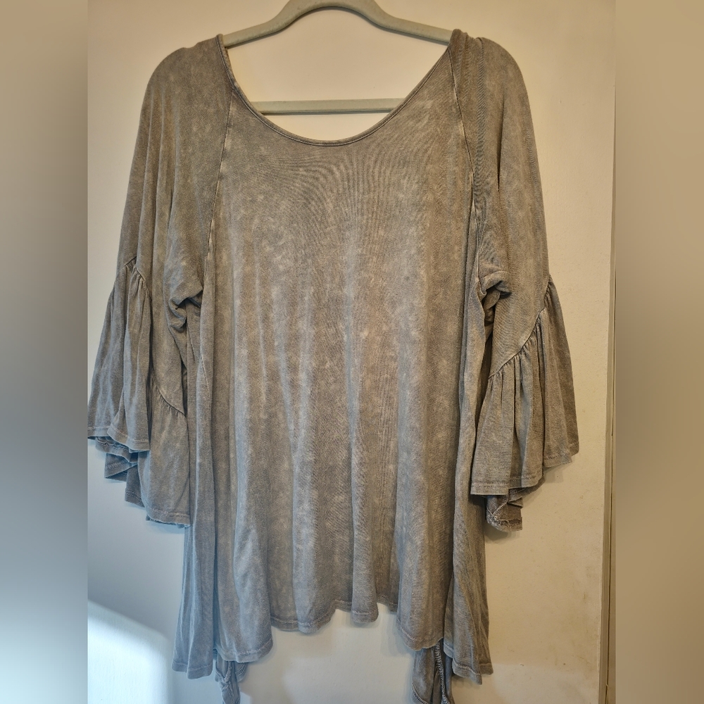 Flowy cut out back top